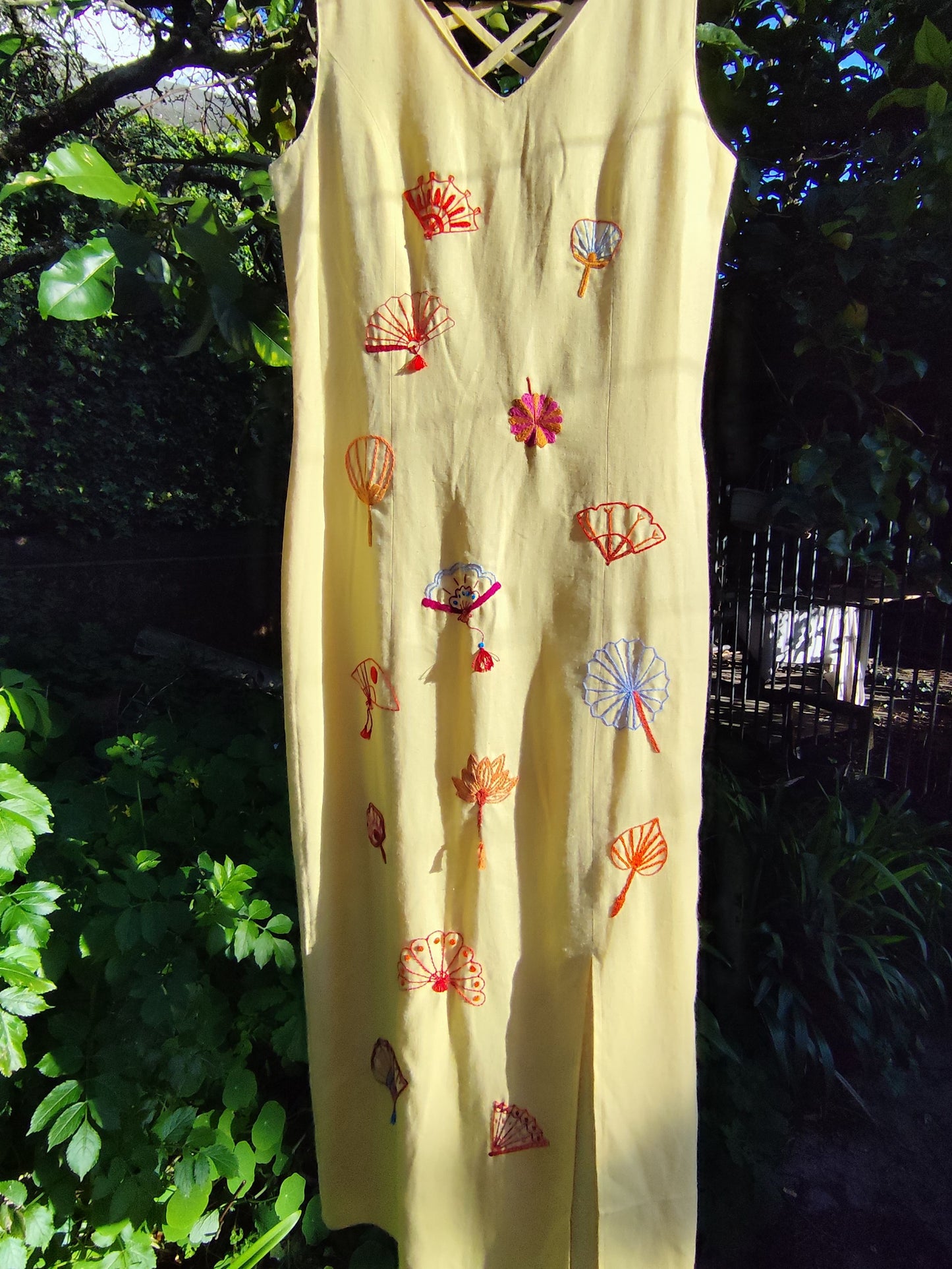 Vestido NATSUMI – Beleza de Verão Bordada à Mão
