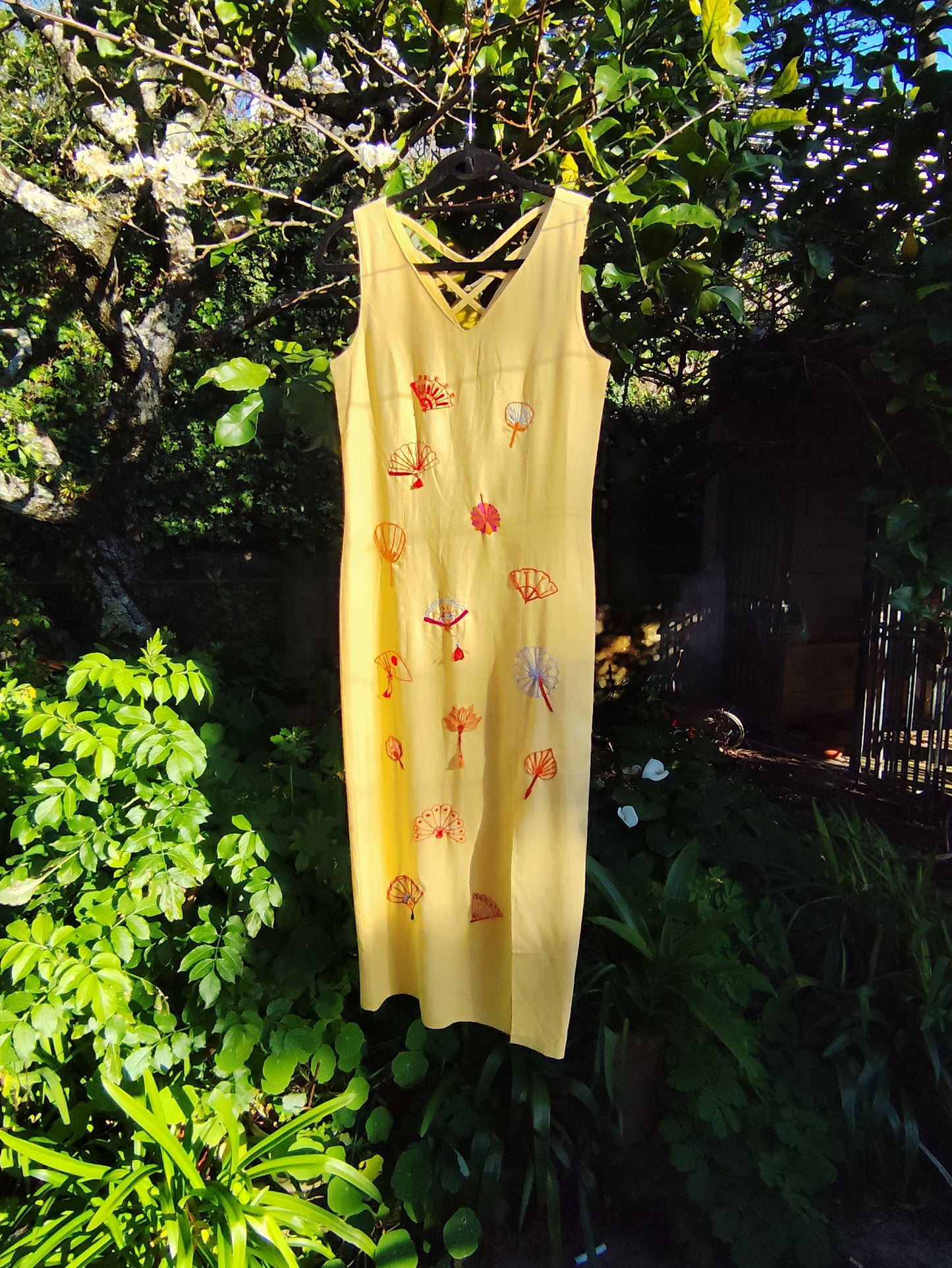 Vestido NATSUMI – Beleza de Verão Bordada à Mão