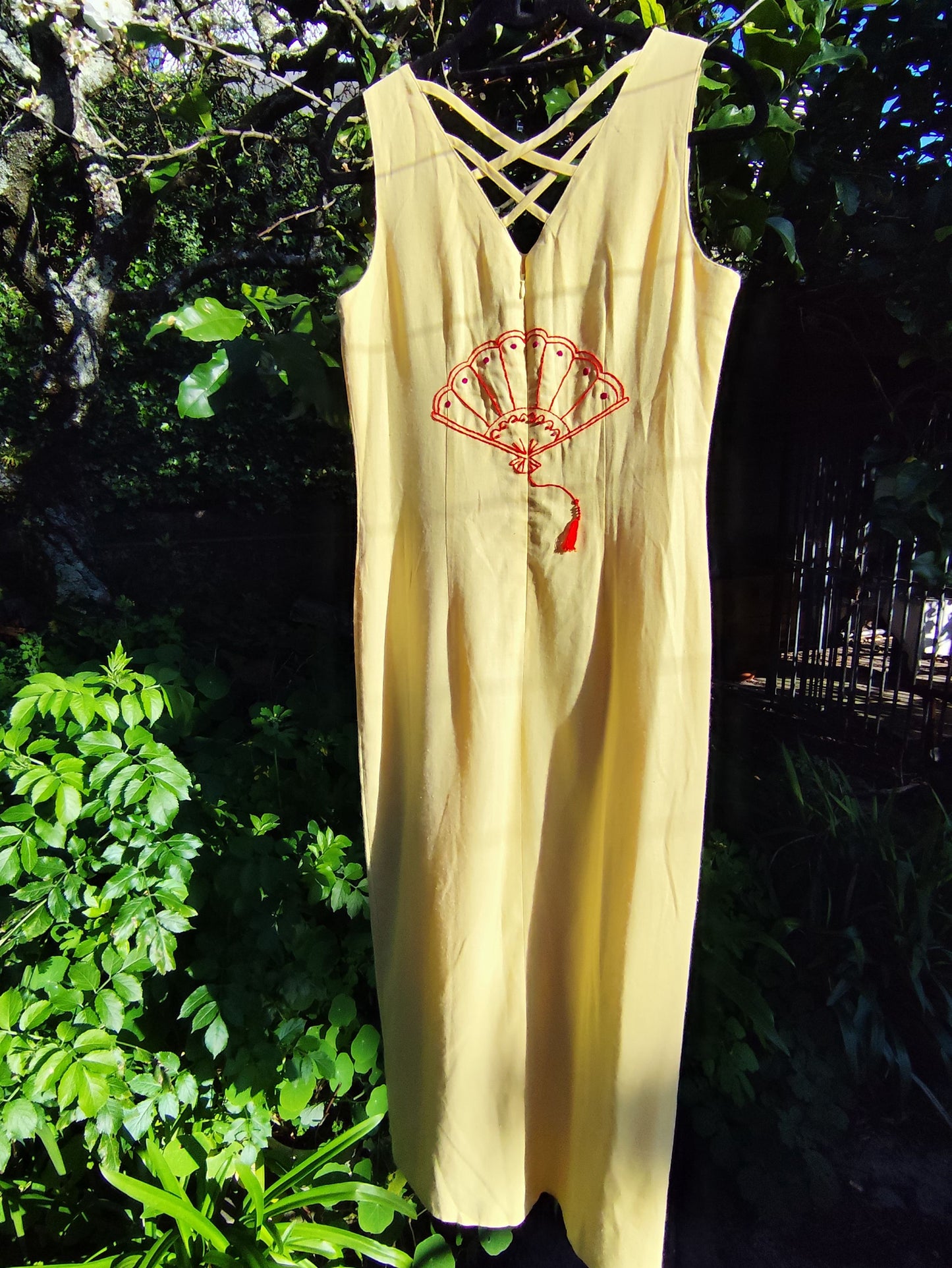 Vestido NATSUMI – Beleza de Verão Bordada à Mão
