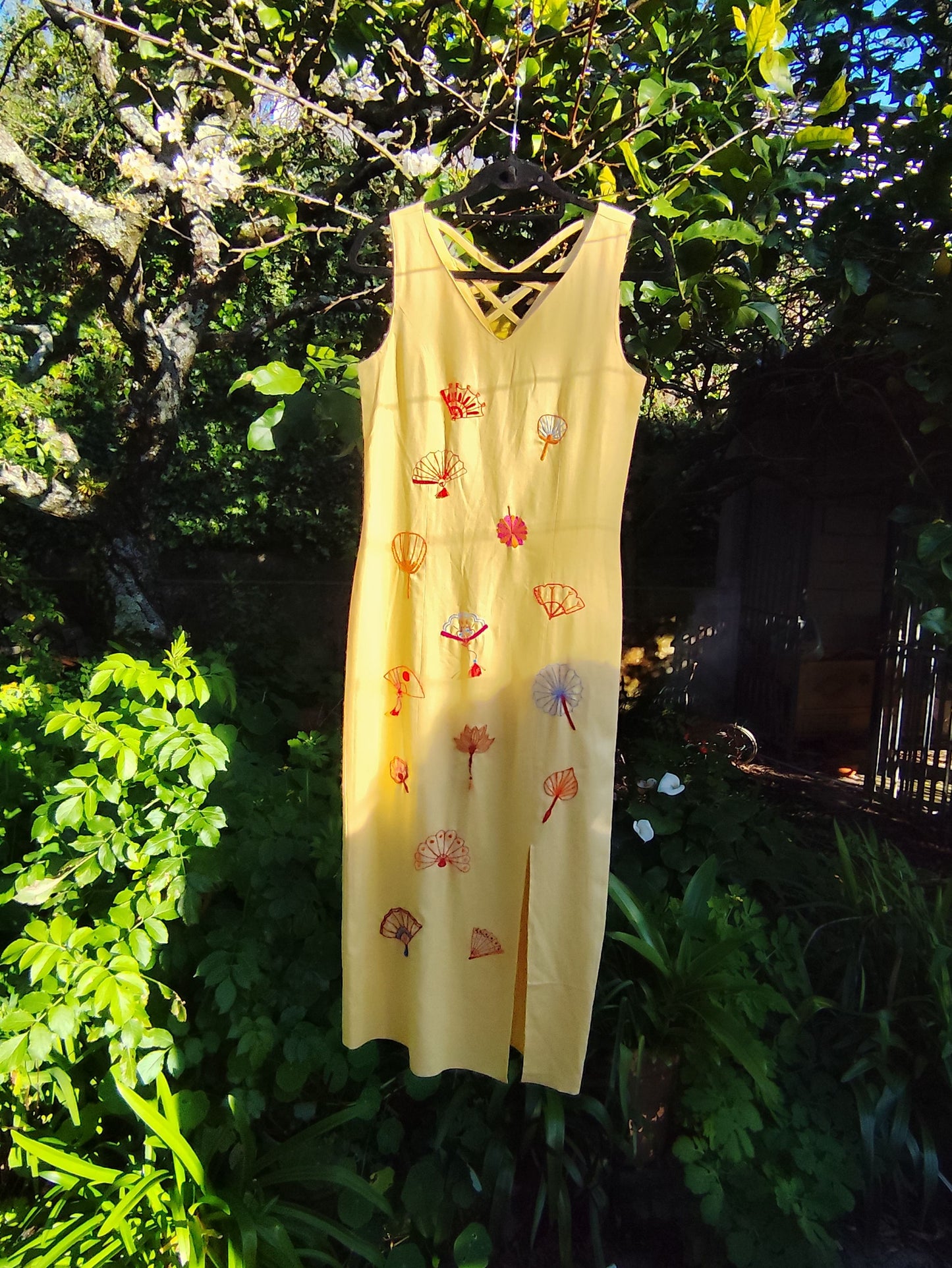 Vestido NATSUMI – Beleza de Verão Bordada à Mão