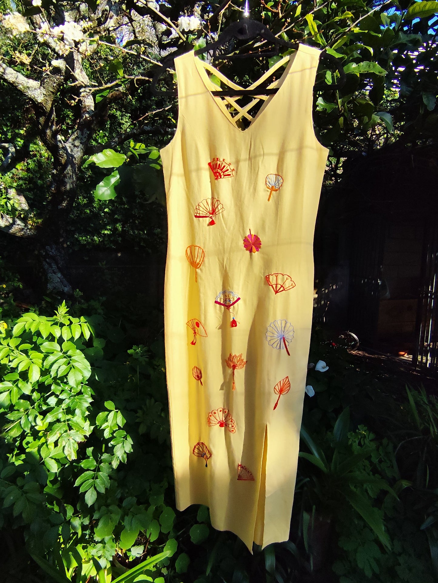 Vestido NATSUMI – Beleza de Verão Bordada à Mão