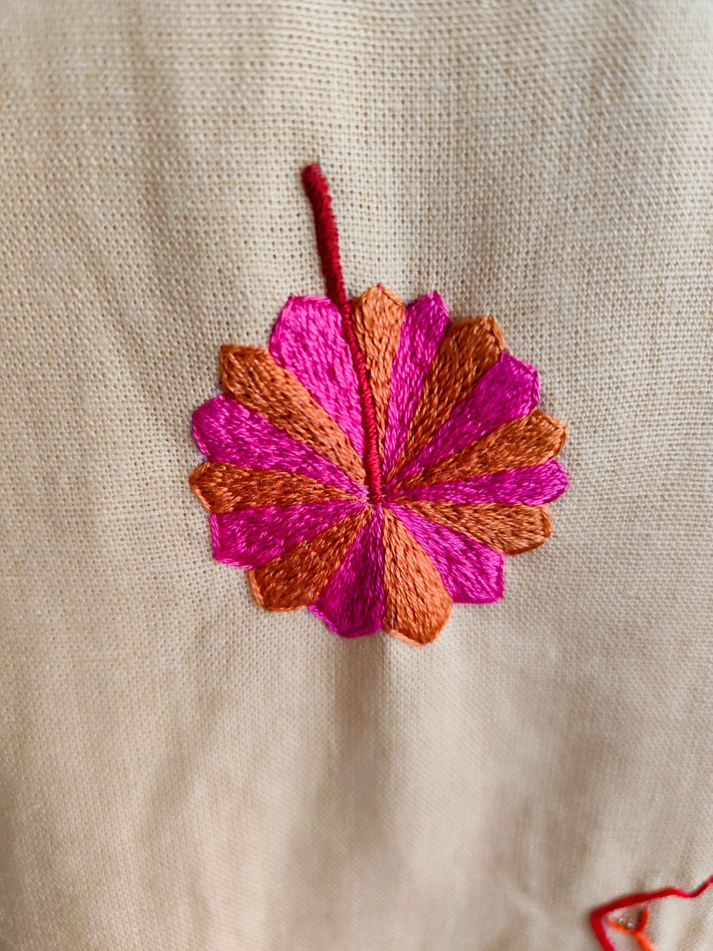 Vestido NATSUMI – Beleza de Verão Bordada à Mão