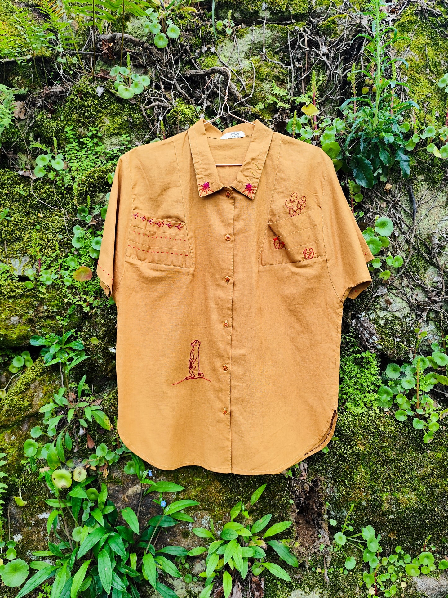 Camisa Suricata — Bordado à mão | Peça Única em Linho Vintage