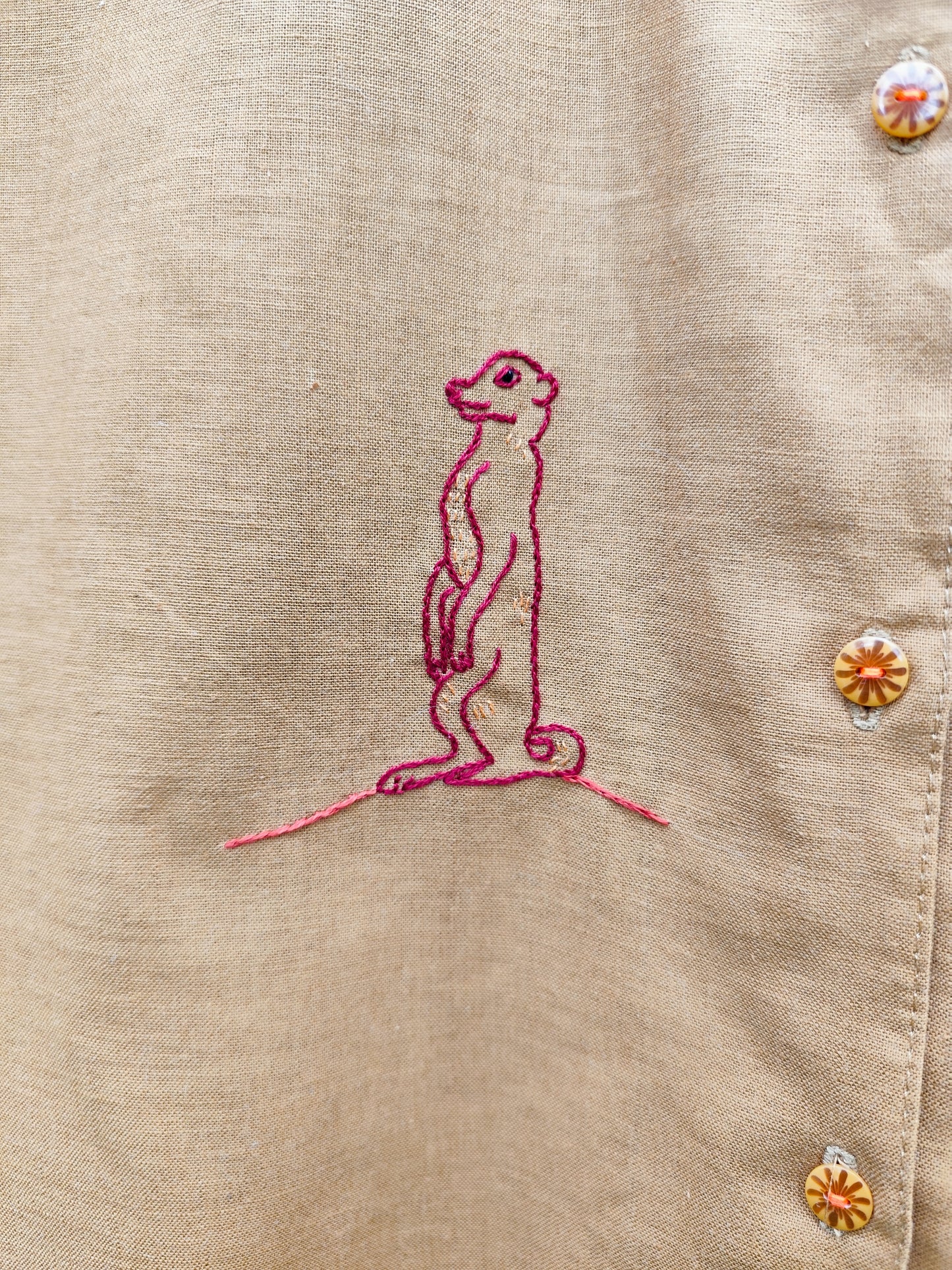 Camisa Suricata — Bordado à mão | Peça Única em Linho Vintage