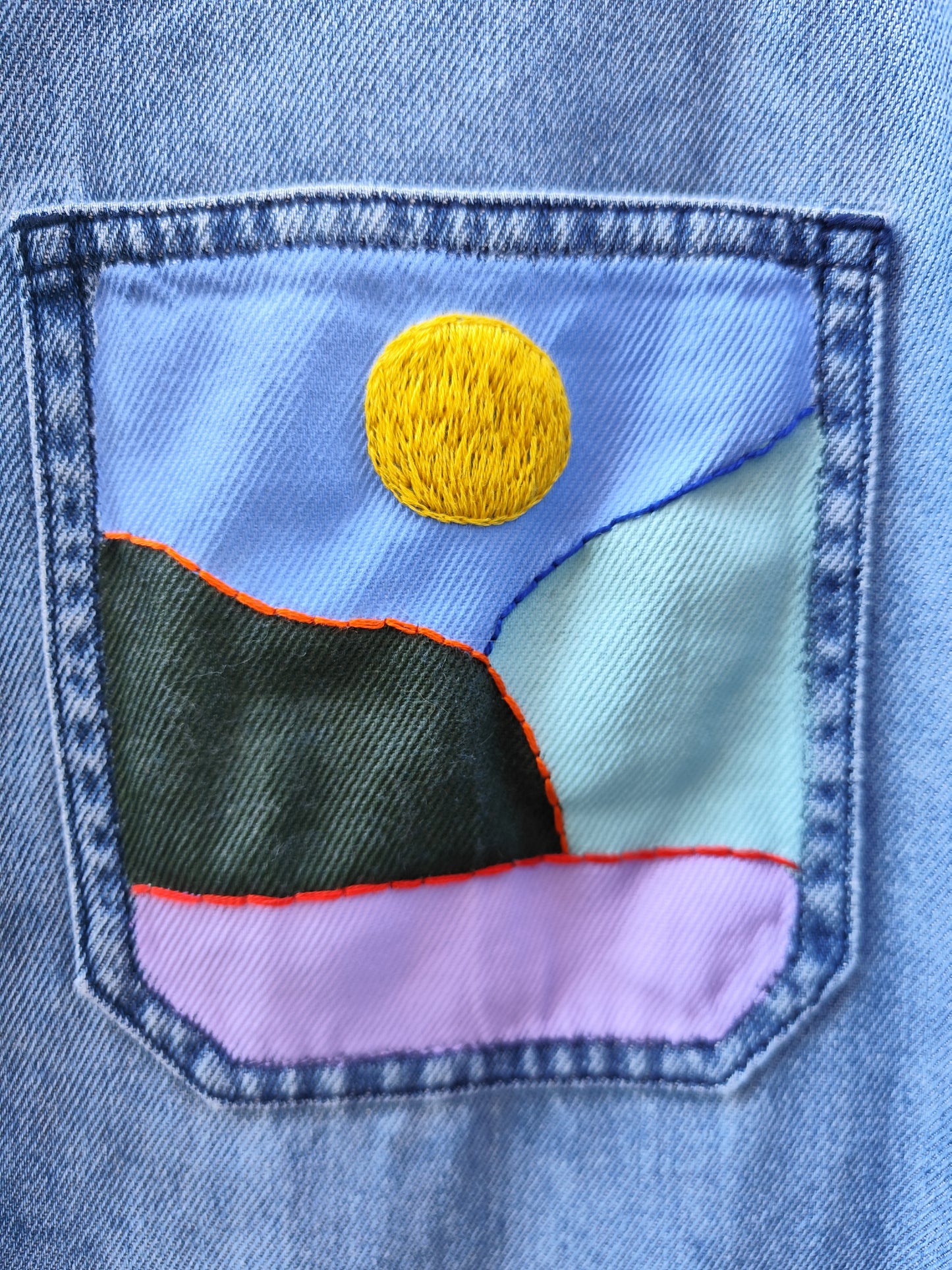 Camisa Vejo-Os-Montes — Pintura e bordado em ganga reciclada