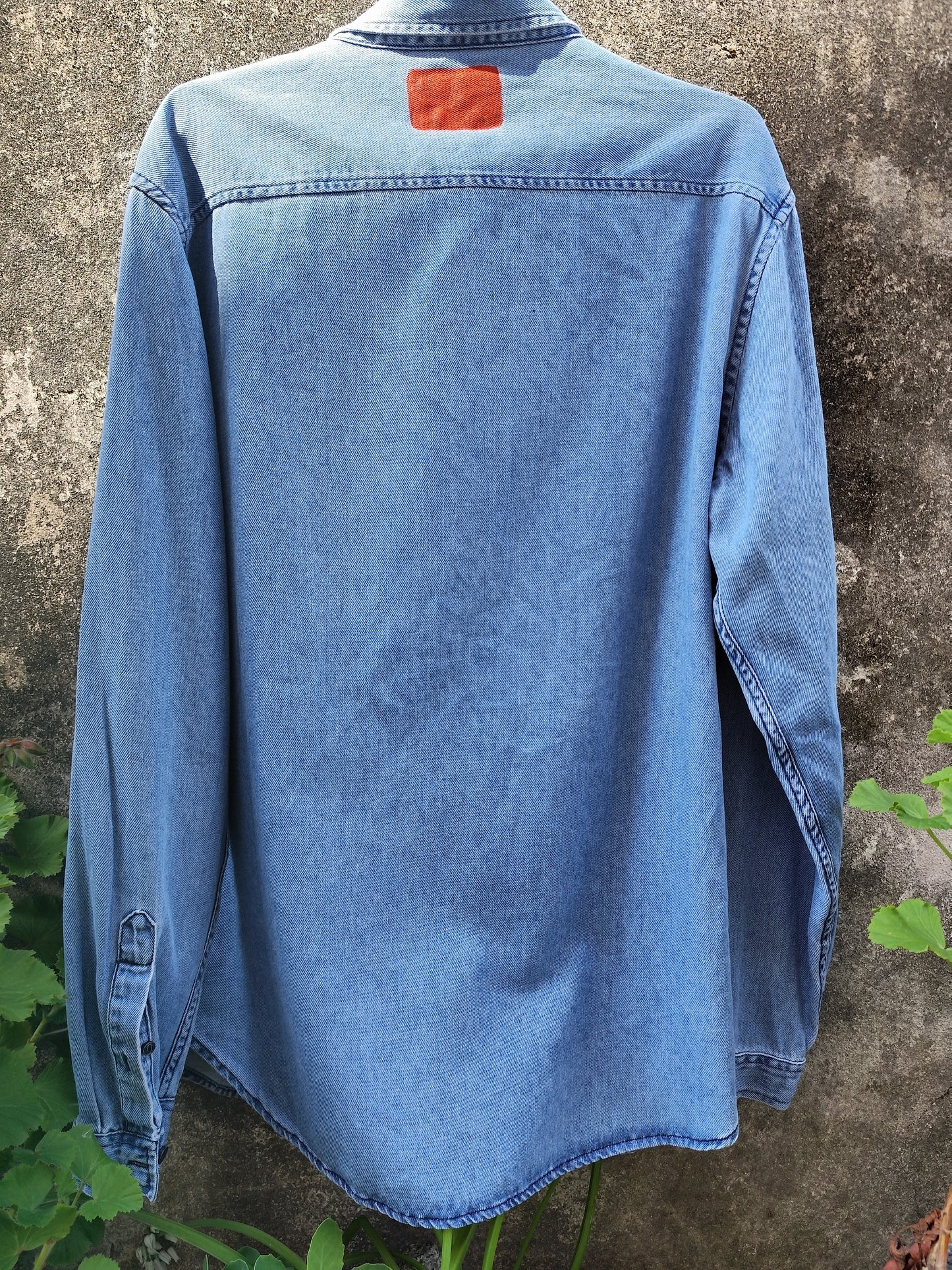 Camisa Vejo-Os-Montes — Pintura e bordado em ganga reciclada