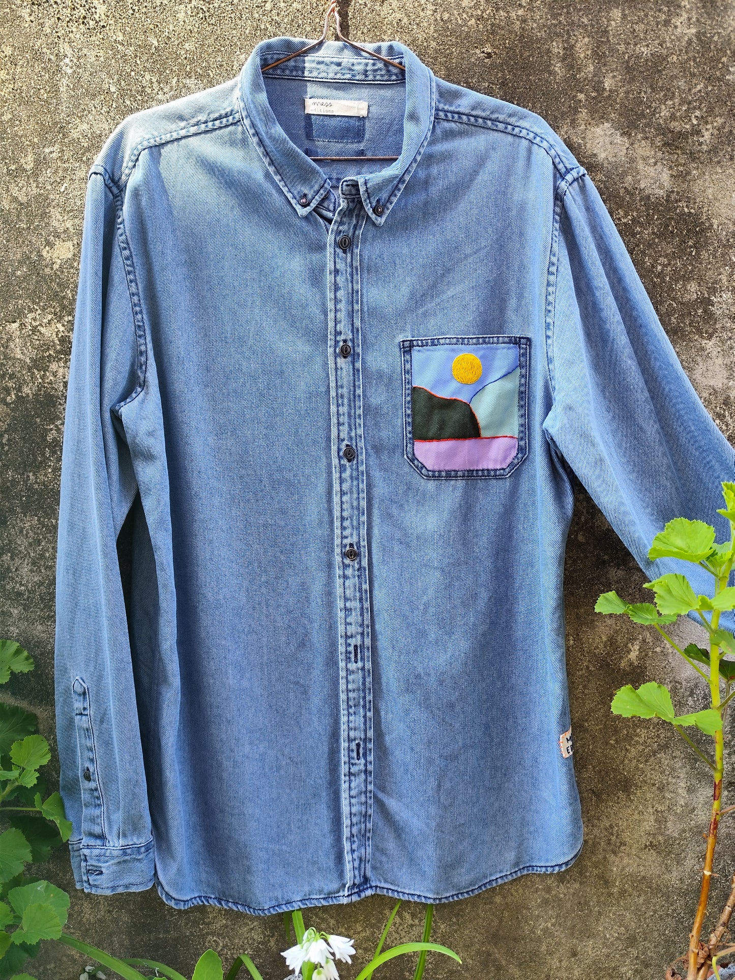 Camisa Vejo-Os-Montes — Pintura e bordado em ganga reciclada